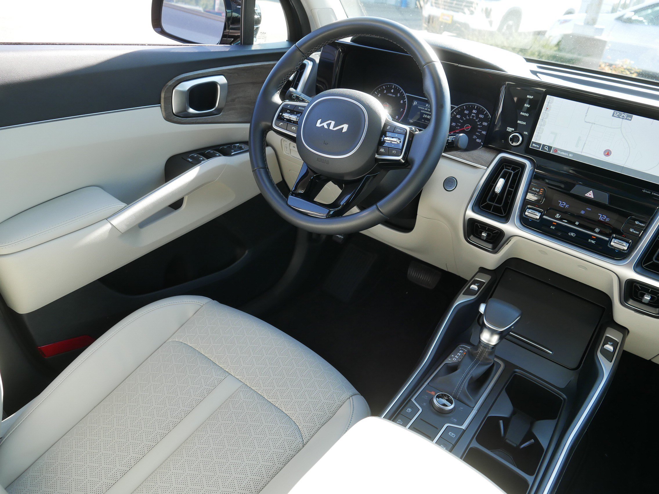 Used 2022 Kia Sorento S w/ Panoramic Sunroof Package AWD/4WD image 9