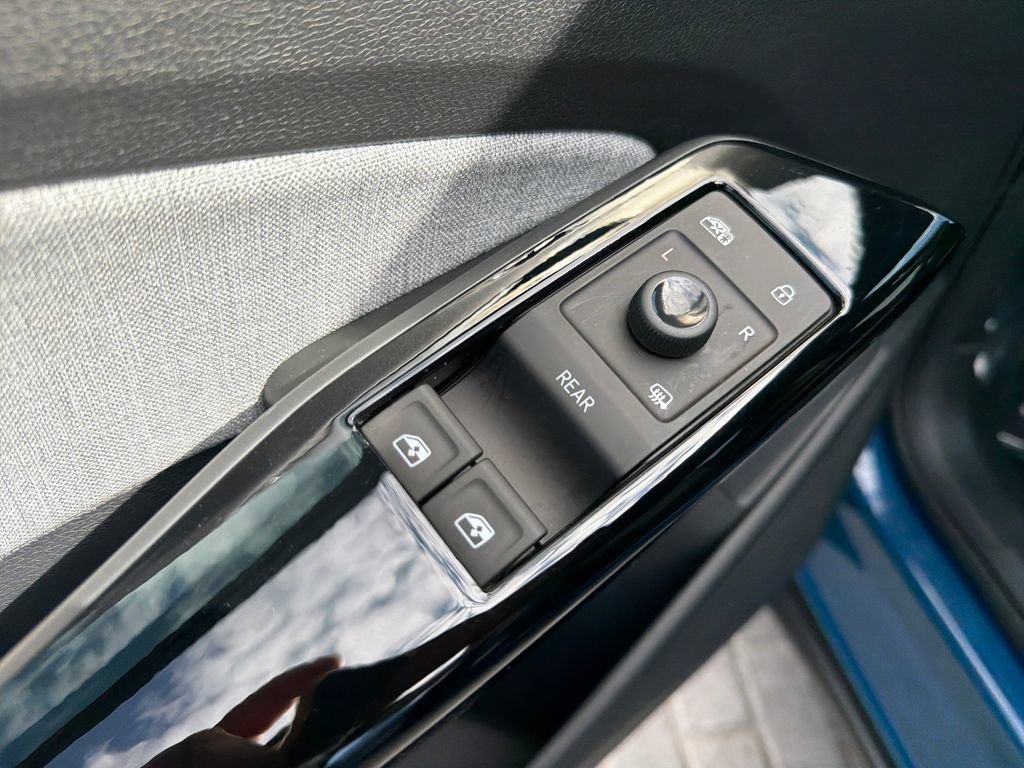 Certified 2025 Volkswagen ID.4 Pro AWD/4WD image 13