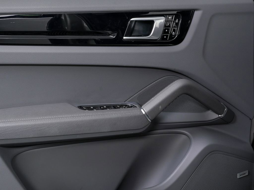 Used 2020 Porsche Cayenne image 6