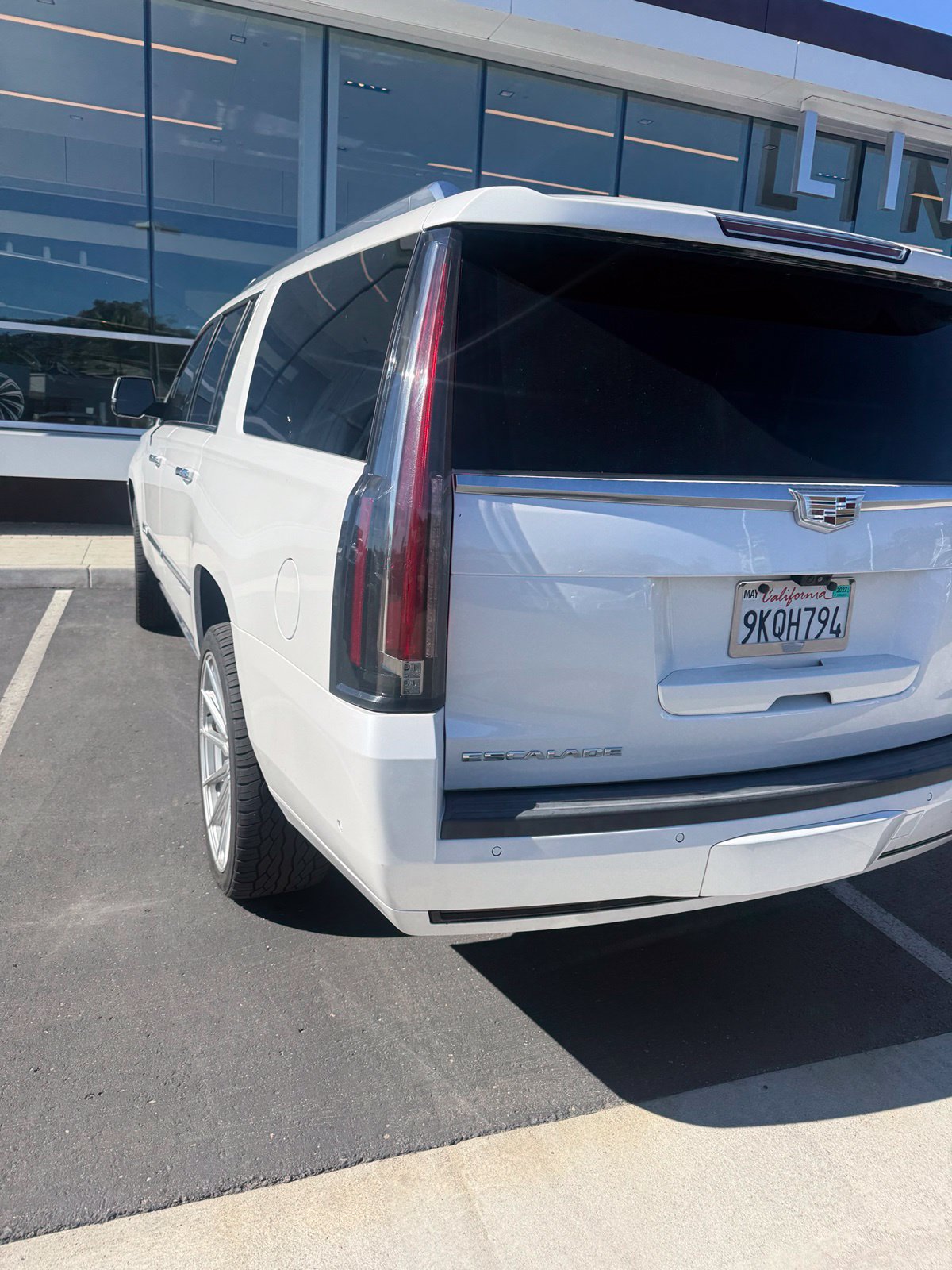 Used 2019 Cadillac Escalade ESV Premium Luxury RWD image 7