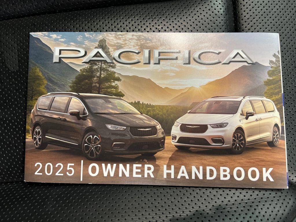 Used 2025 Chrysler Pacifica Limited image 36