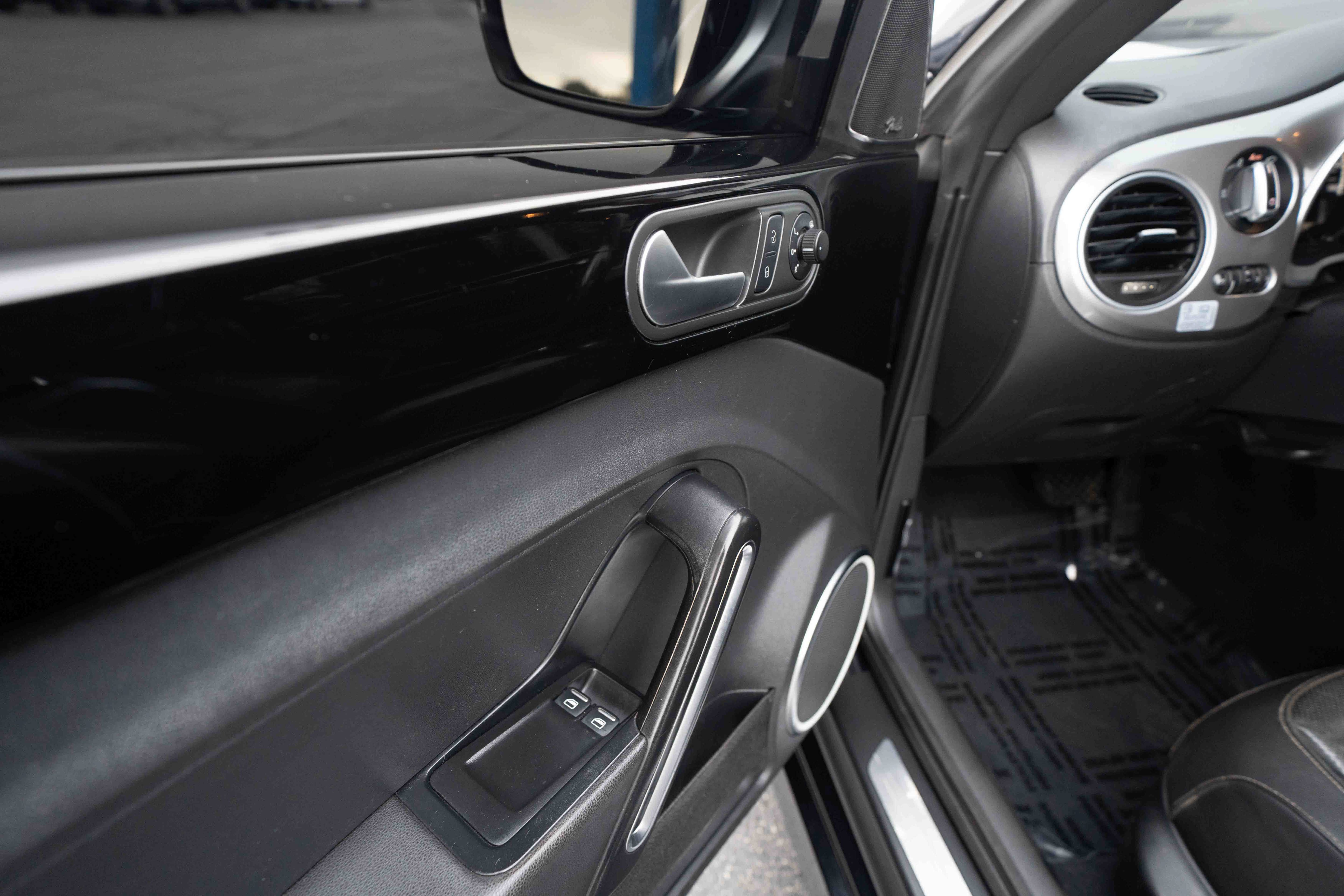 Used 2014 Volkswagen Beetle TDI FWD image 7