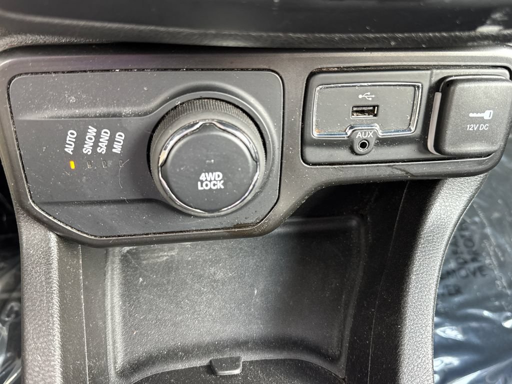 Certified 2020 Jeep Renegade Limited w/ Safety and Security Group AWD/4WD image 32