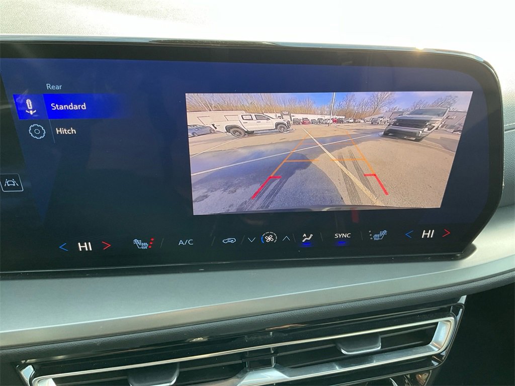 Used 2025 Chevrolet Traverse LT image 20