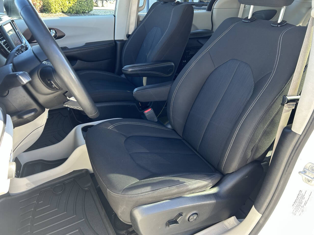 Used 2023 Chrysler Voyager LX FWD image 19