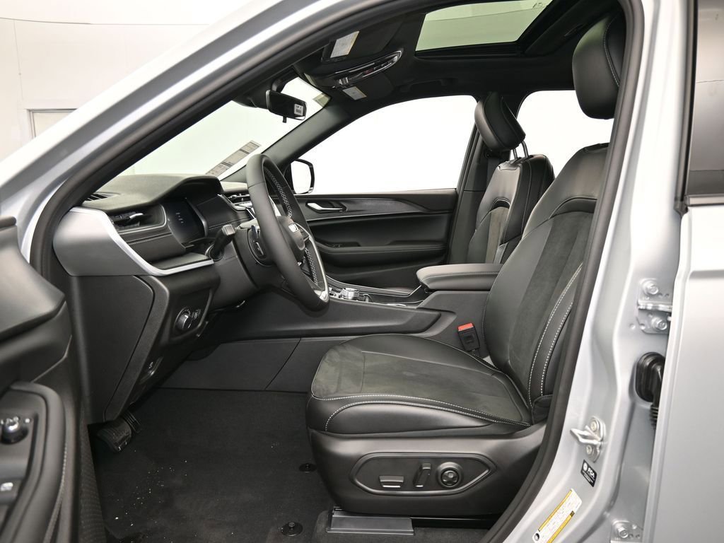 New 2025 Jeep Grand Cherokee Altitude image 12