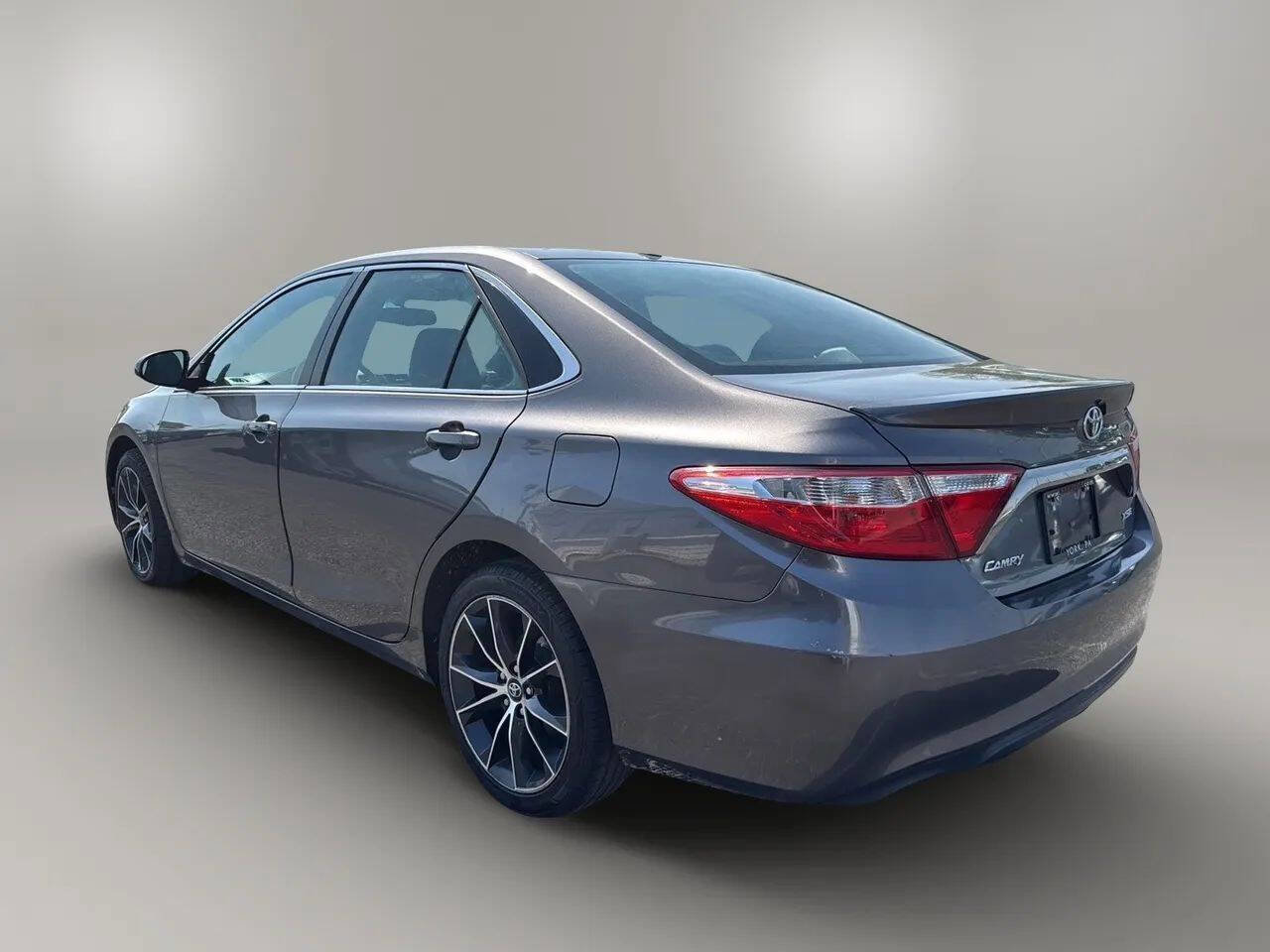 Used 2017 Toyota Camry XSE w/ Moonroof Package FWD image 5