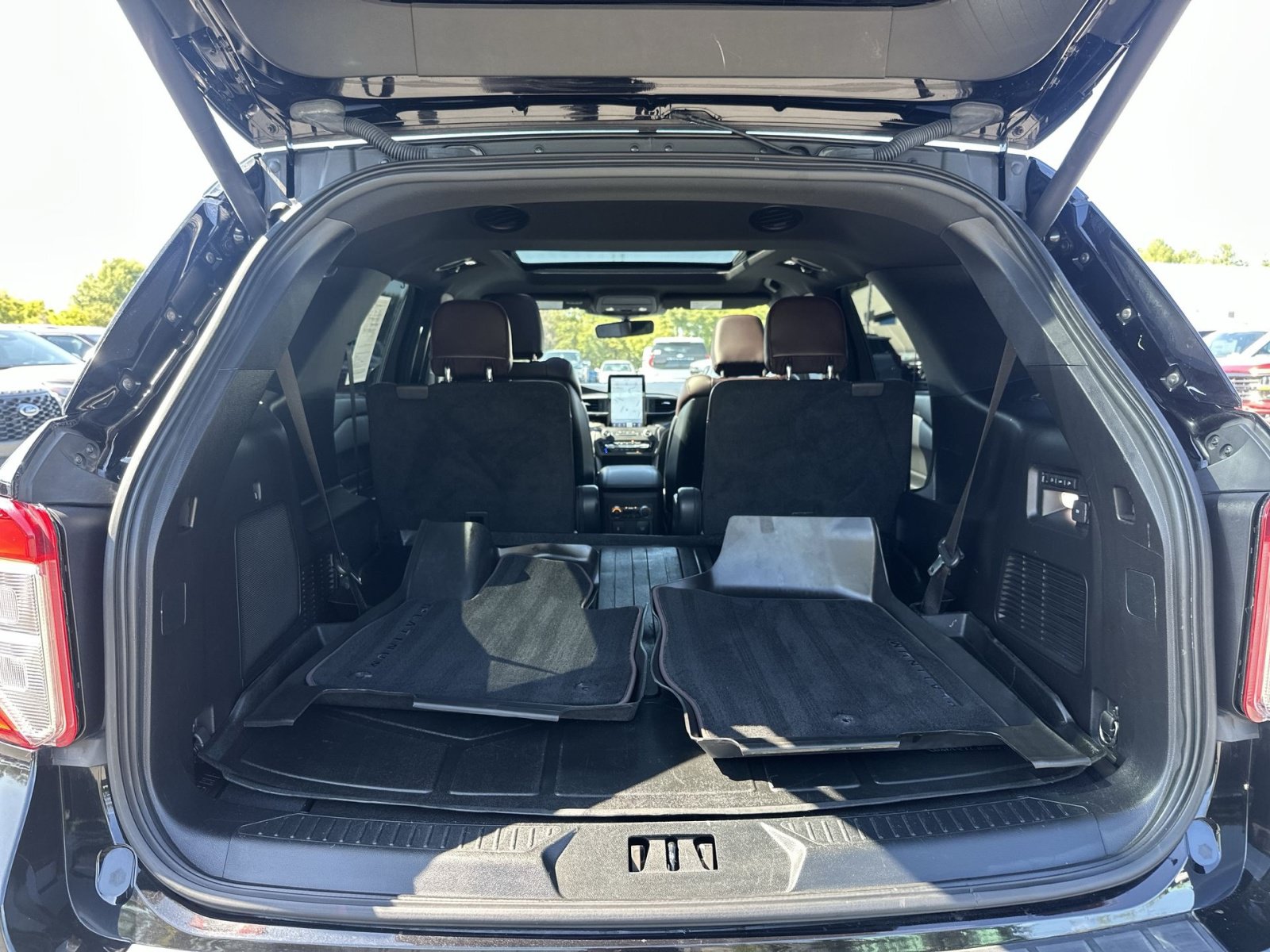 Used 2020 Ford Explorer Platinum w/ Premium Technology Package AWD/4WD image 28