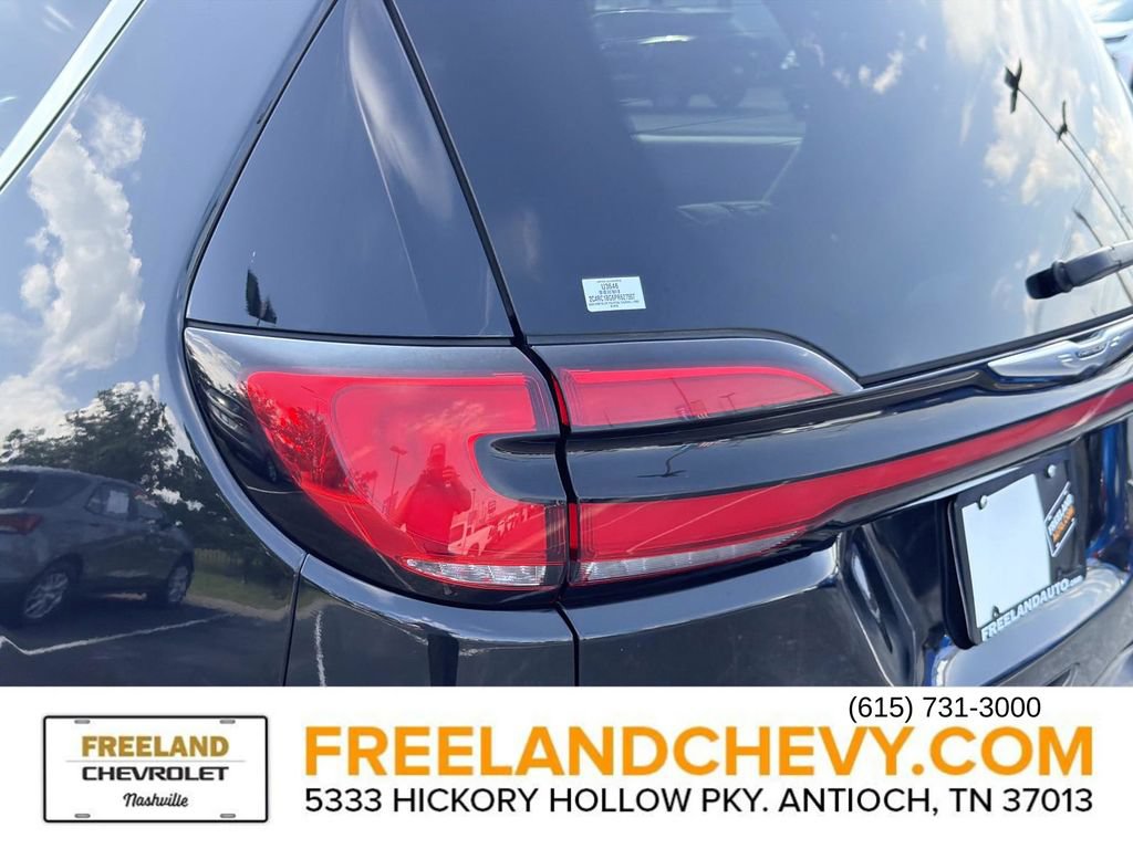 Used 2023 Chrysler Pacifica Touring-L FWD image 12
