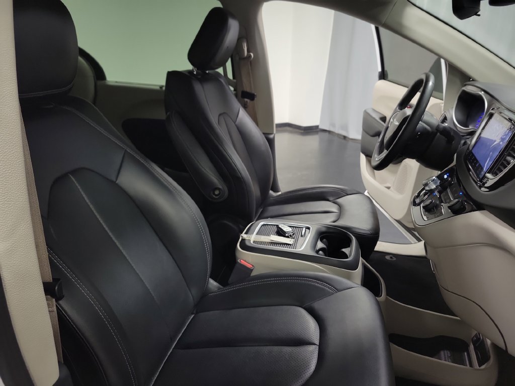 Used 2024 Chrysler Pacifica Touring-L FWD image 30