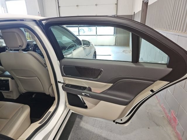 Used 2018 Lincoln Continental Select w/ Continental Climate Package AWD/4WD image 22