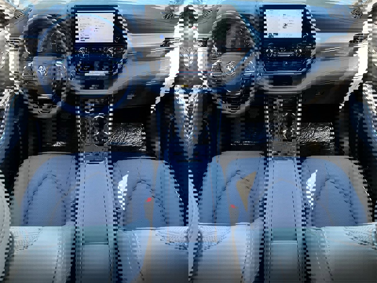 Used 2025 Toyota Highlander Platinum image 9