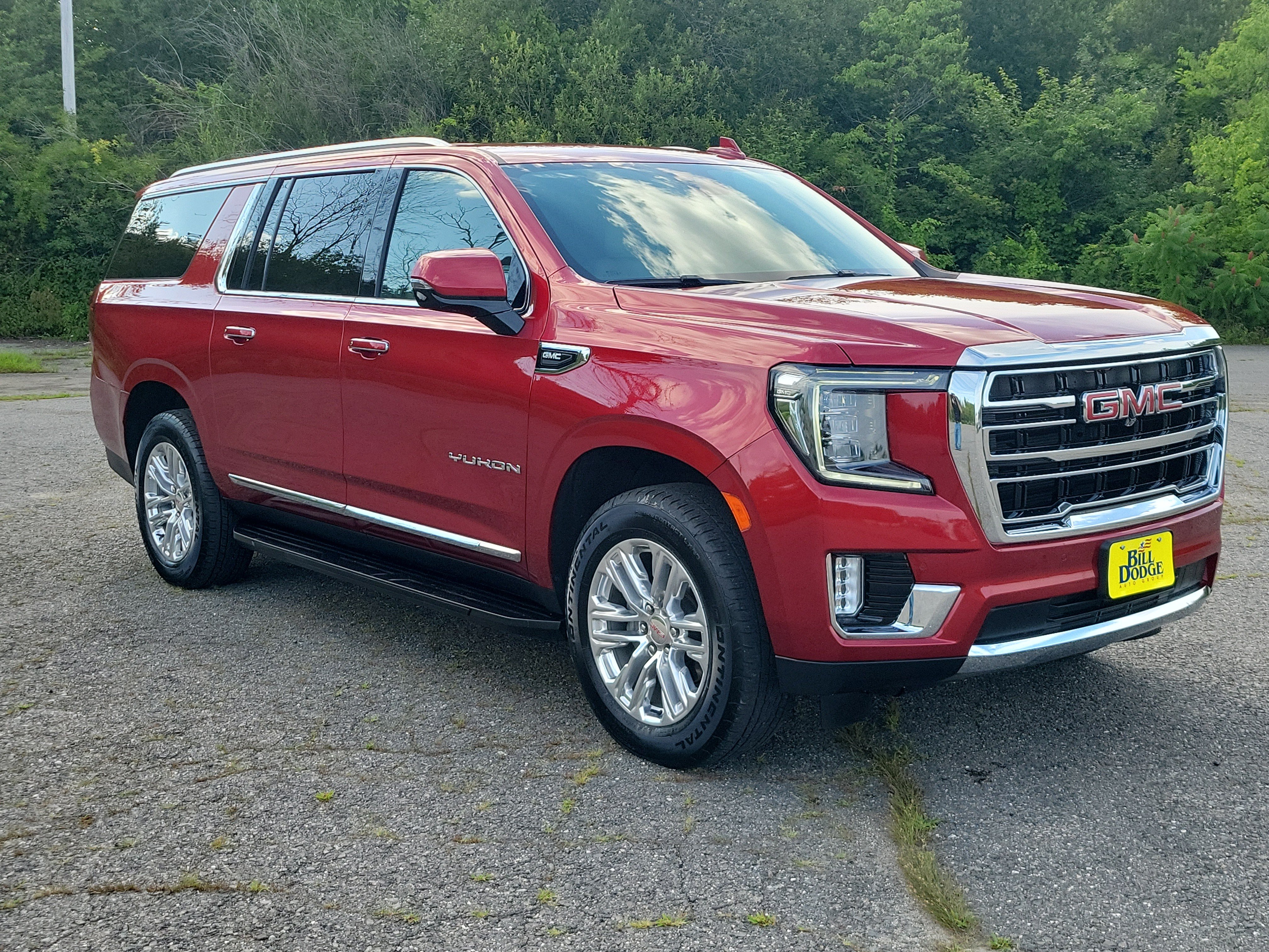 Used 2024 GMC Yukon XL SLT w/ SLT Luxury Package AWD/4WD image 3