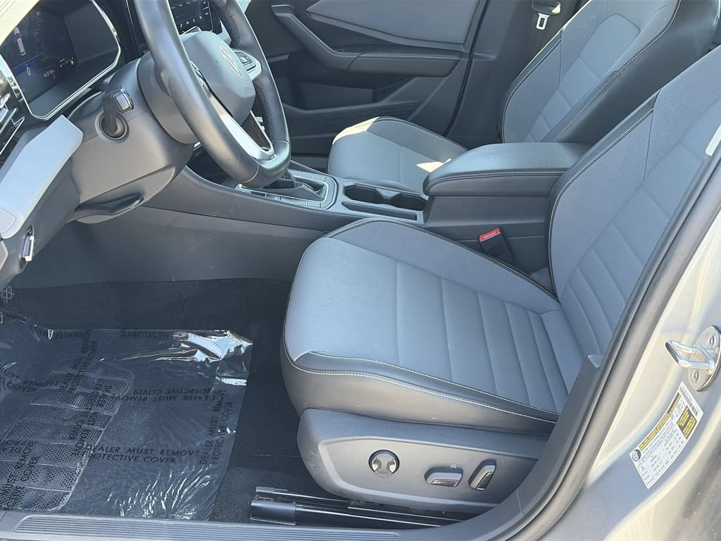 Used 2025 Volkswagen Jetta SE FWD image 15