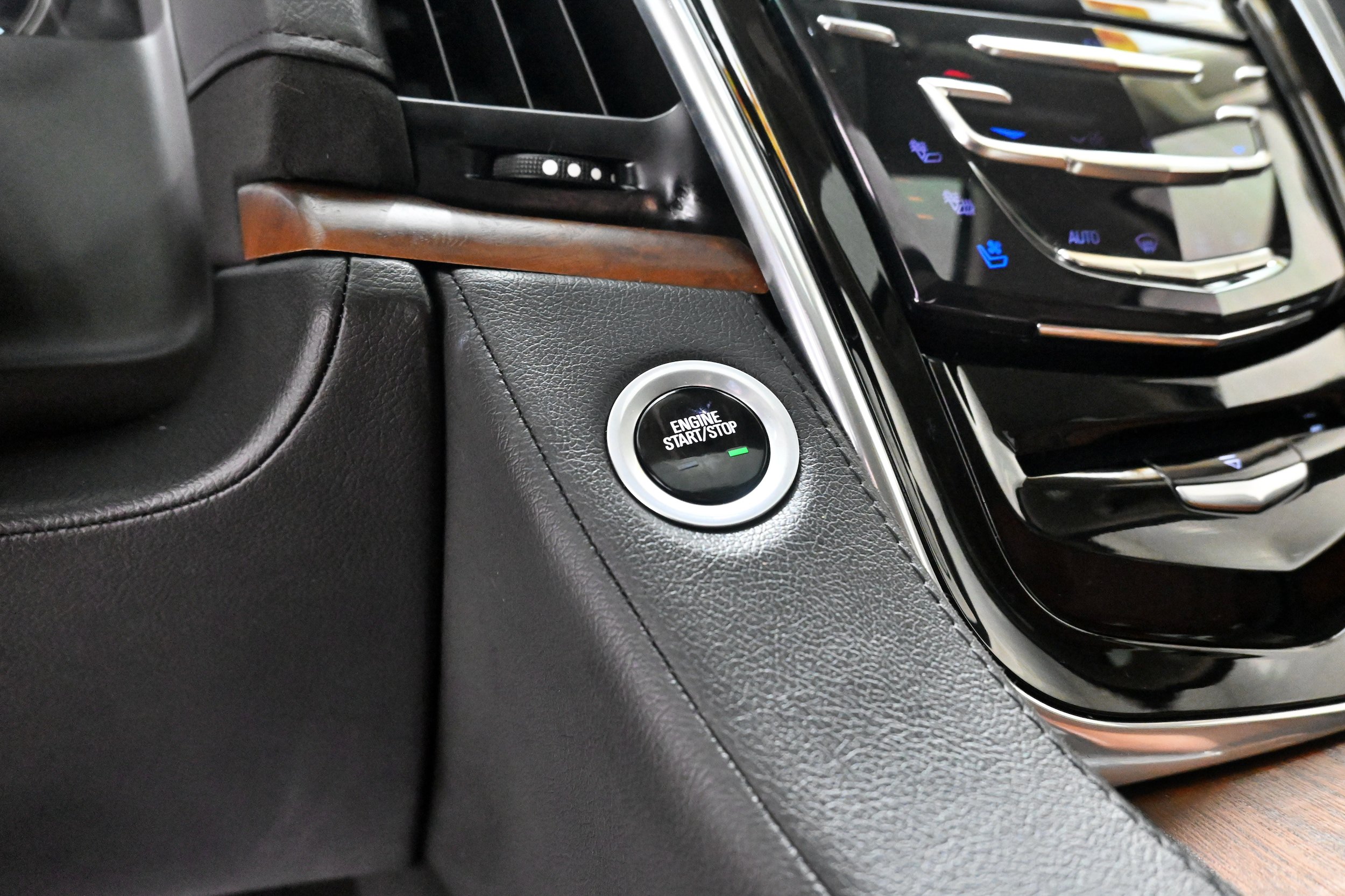 Used 2019 Cadillac Escalade Premium Luxury AWD/4WD image 10