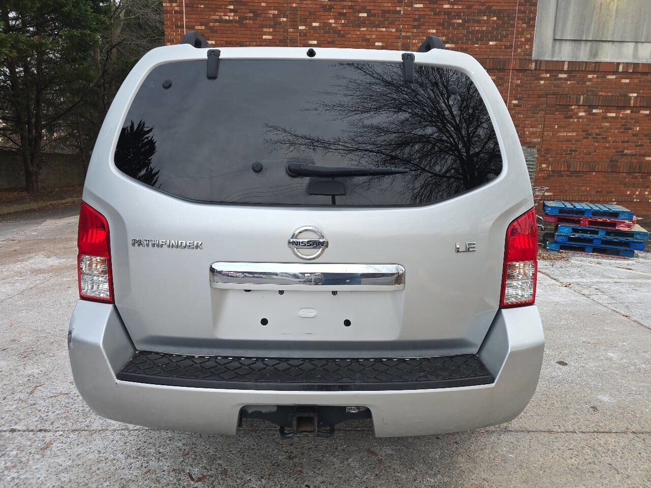 Used 2011 Nissan Pathfinder LE w/ Navigation Pkg image 3