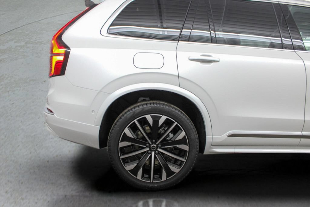 Used 2026 Volvo XC90 B5 Plus w/ Protection Package Premier AWD/4WD image 34