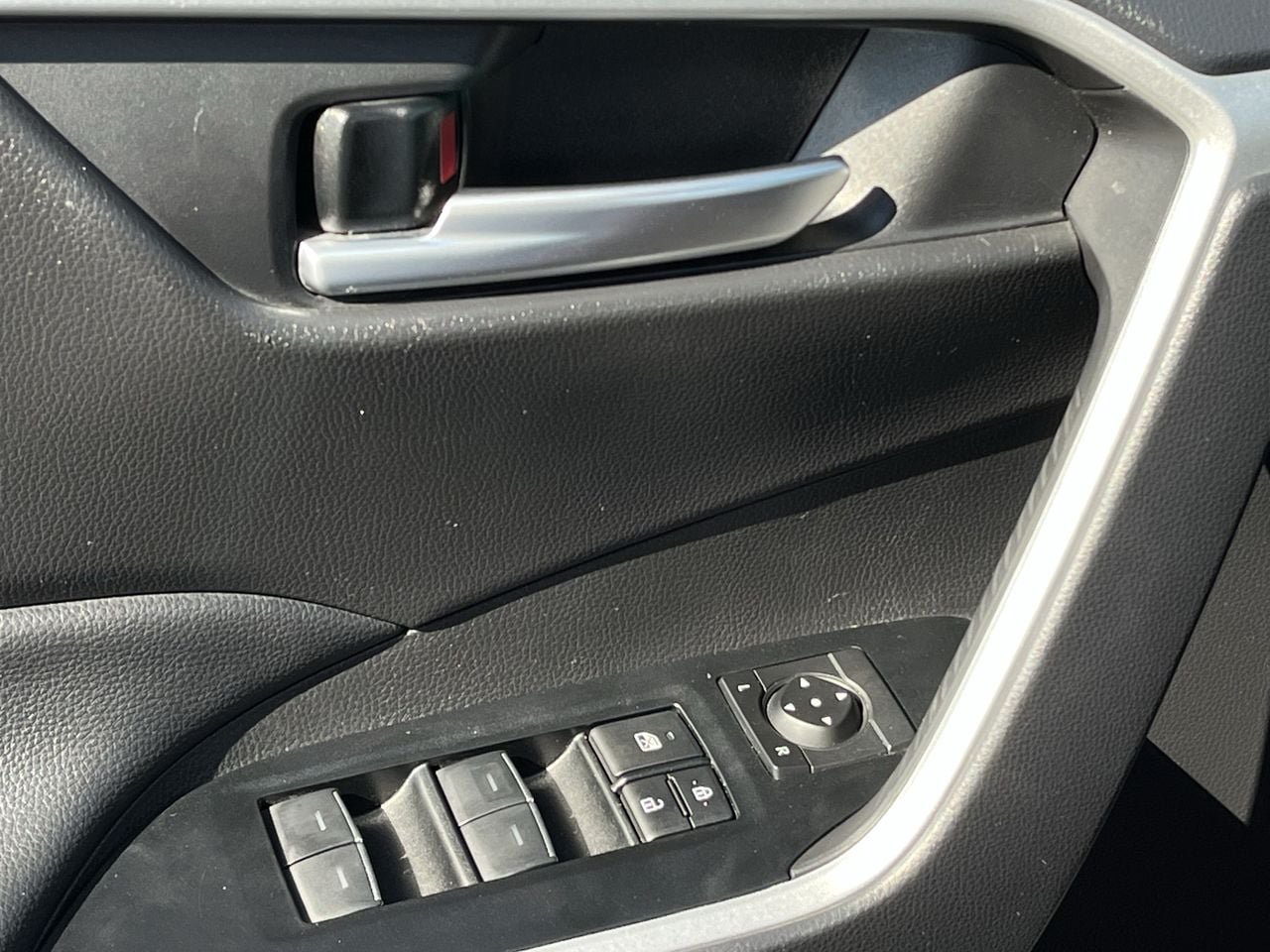 Used 2025 Toyota RAV4 XLE FWD image 21