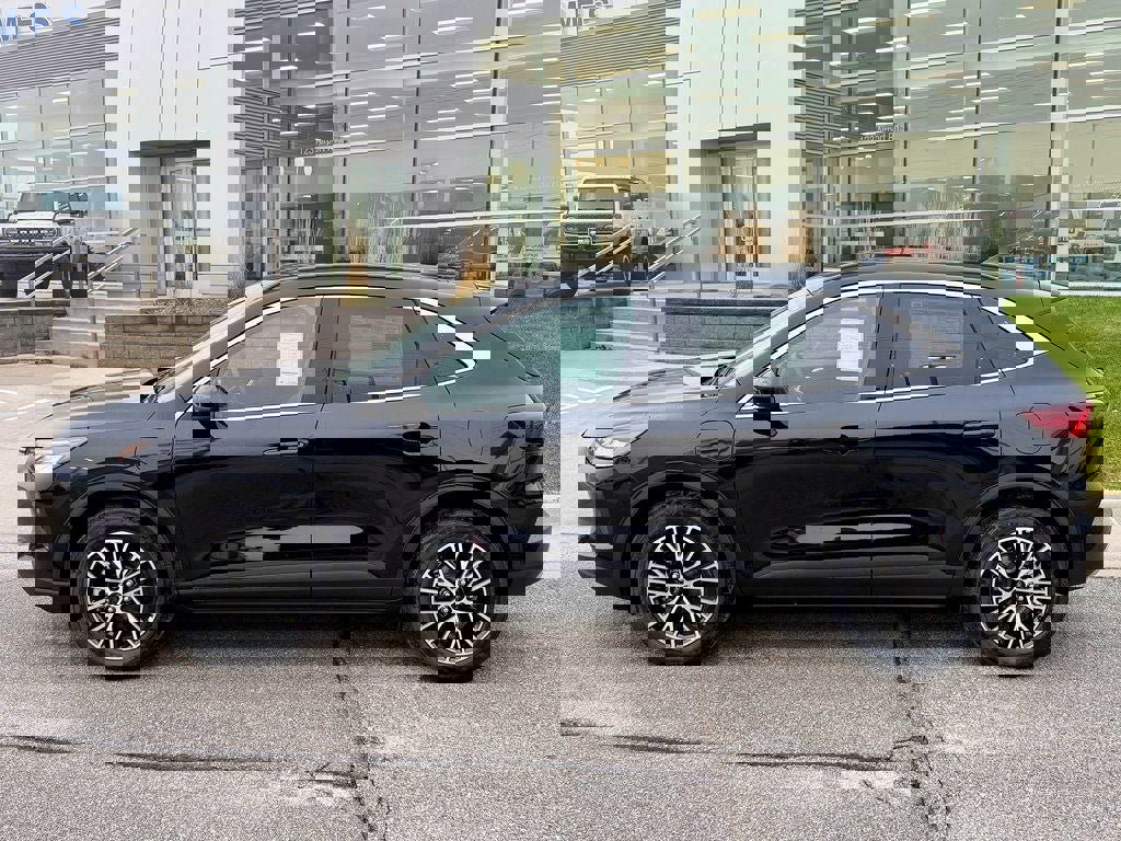 New 2026 Ford Escape SE FWD image 2