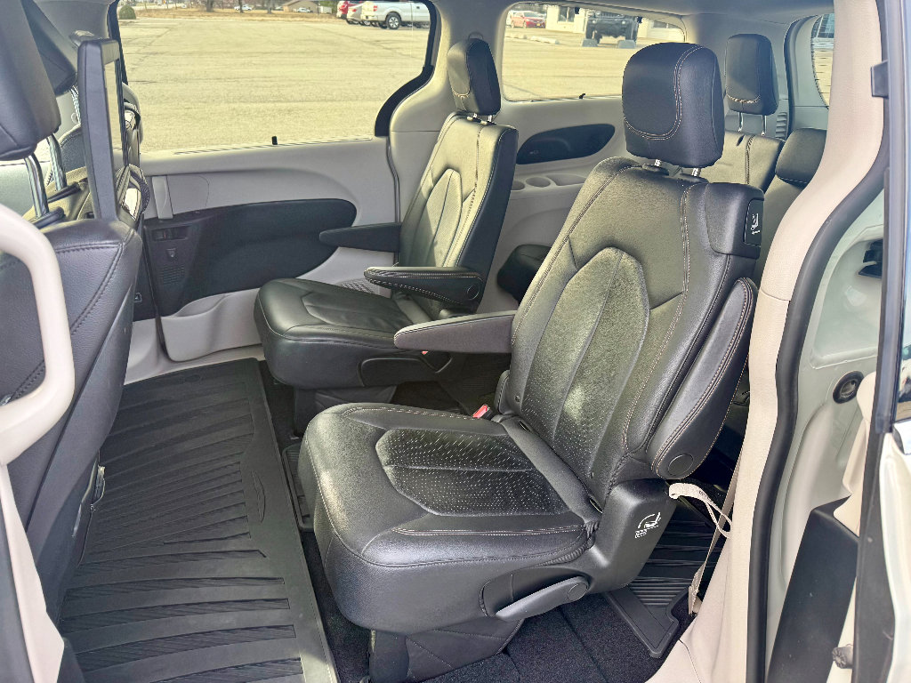 Used 2019 Chrysler Pacifica Touring-L Plus w/ Tire & Wheel Group image 25