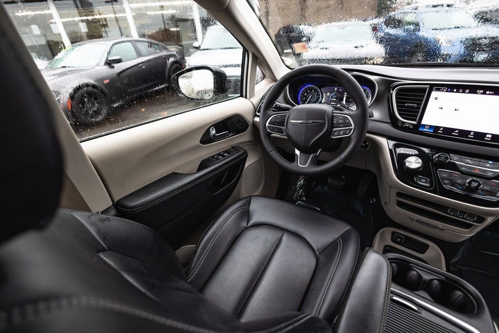 Used 2024 Chrysler Pacifica Touring-L image 23