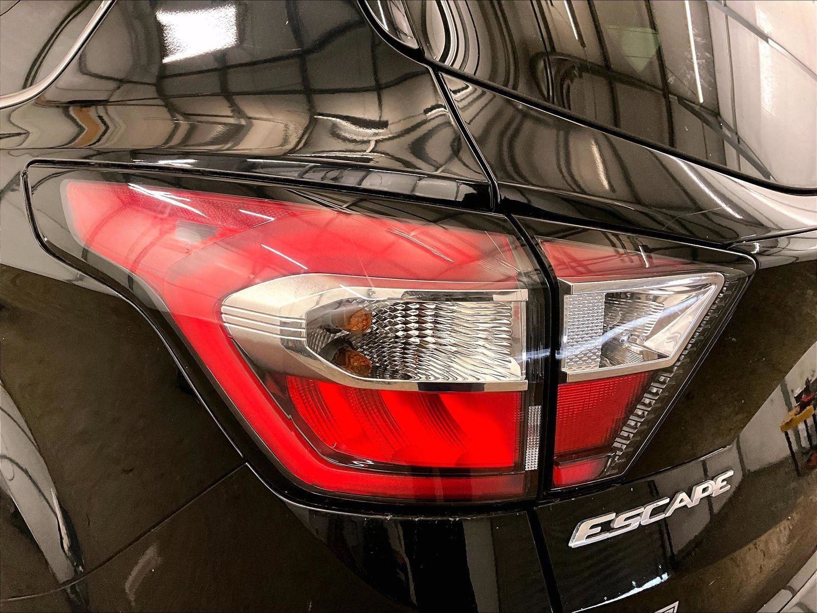 Used 2018 Ford Escape SE w/ SE Sync 3 Package AWD/4WD image 29