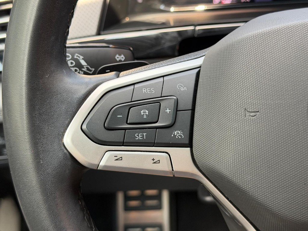 Used 2025 Volkswagen Atlas Peak Edition SE AWD/4WD image 17