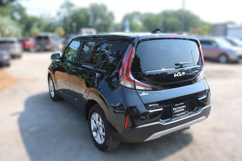 Certified 2025 Kia Soul LX w/ LX Technology Package FWD image 11