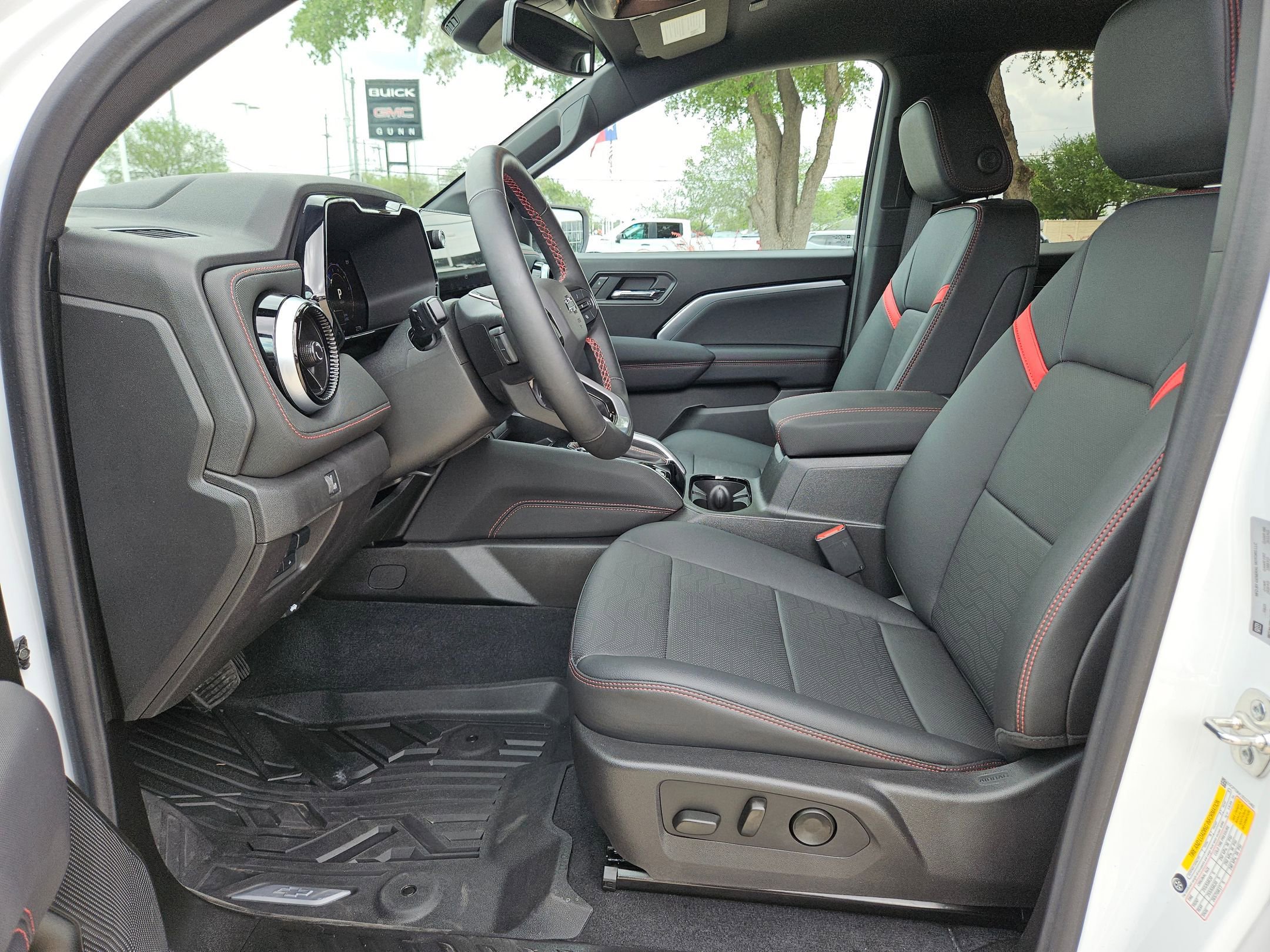 Certified 2025 Chevrolet Colorado Z71 w/ Technology Package AWD/4WD image 9