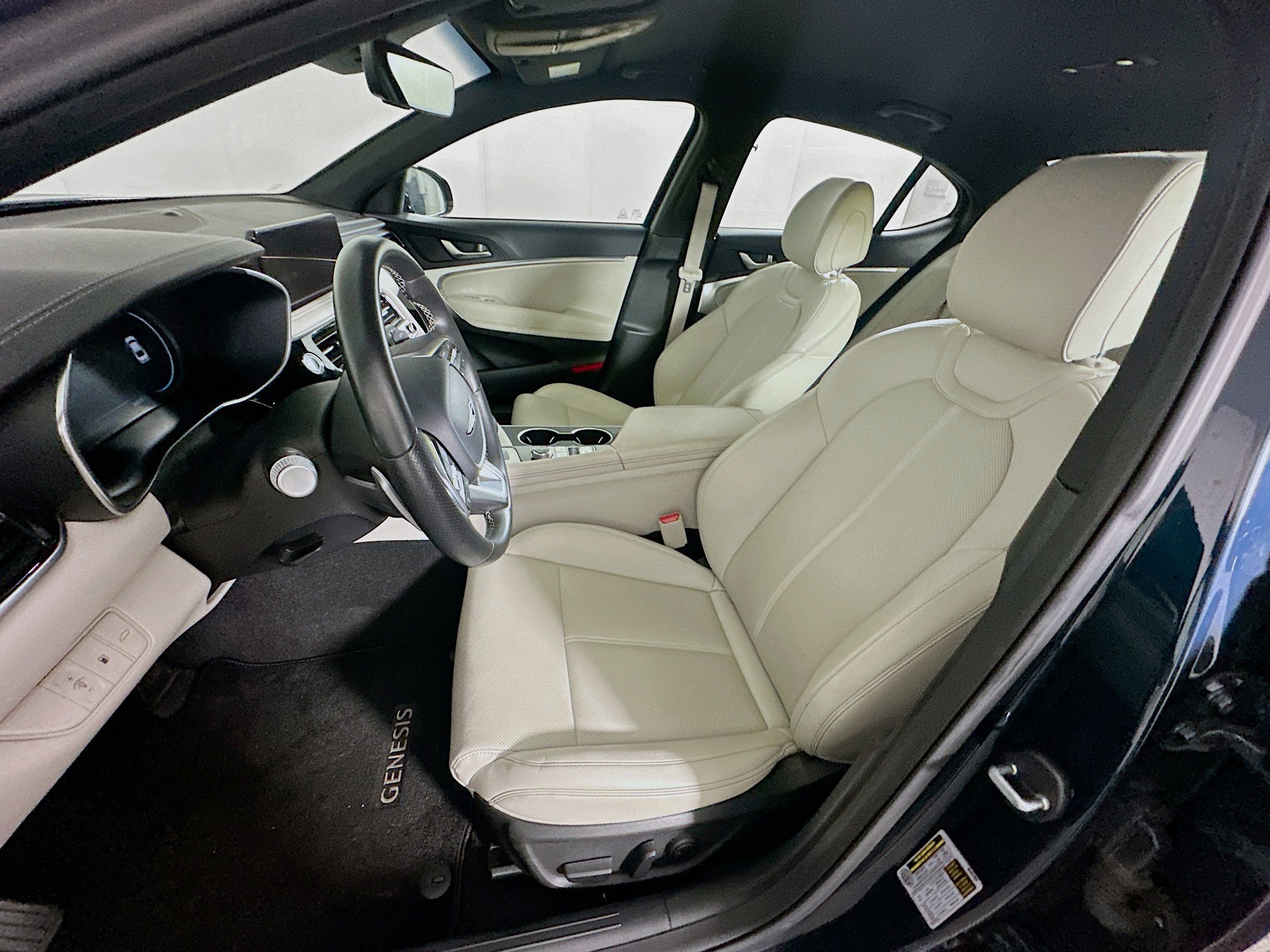 Used 2025 Genesis G70 2.5T image 13