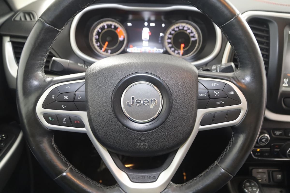Used 2017 Jeep Cherokee Trailhawk AWD/4WD image 50