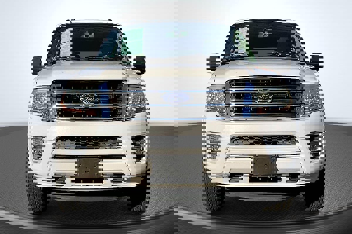 Used 2017 Ford Expedition XLT w/ Equipment Group 202A image 3