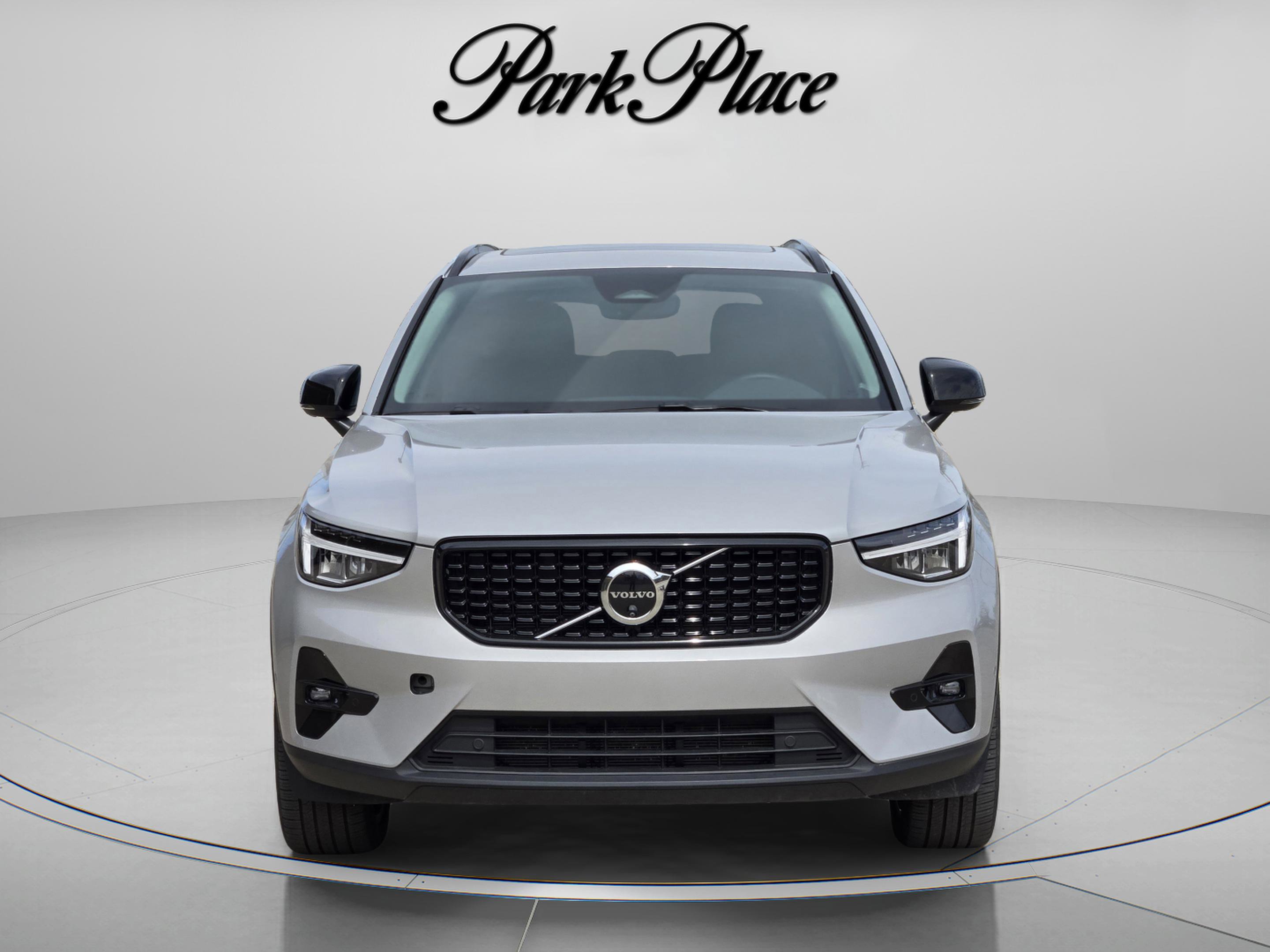 Used 2025 Volvo XC40 B5 Plus image 9