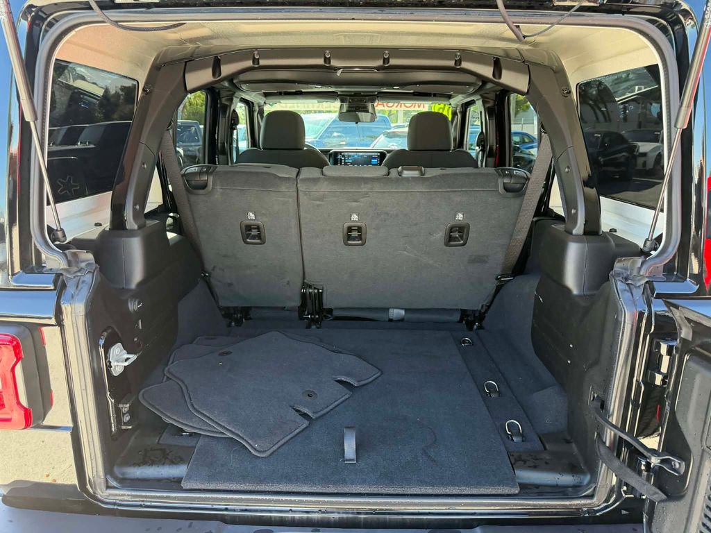 Certified 2026 Jeep Wrangler Sahara AWD/4WD image 35