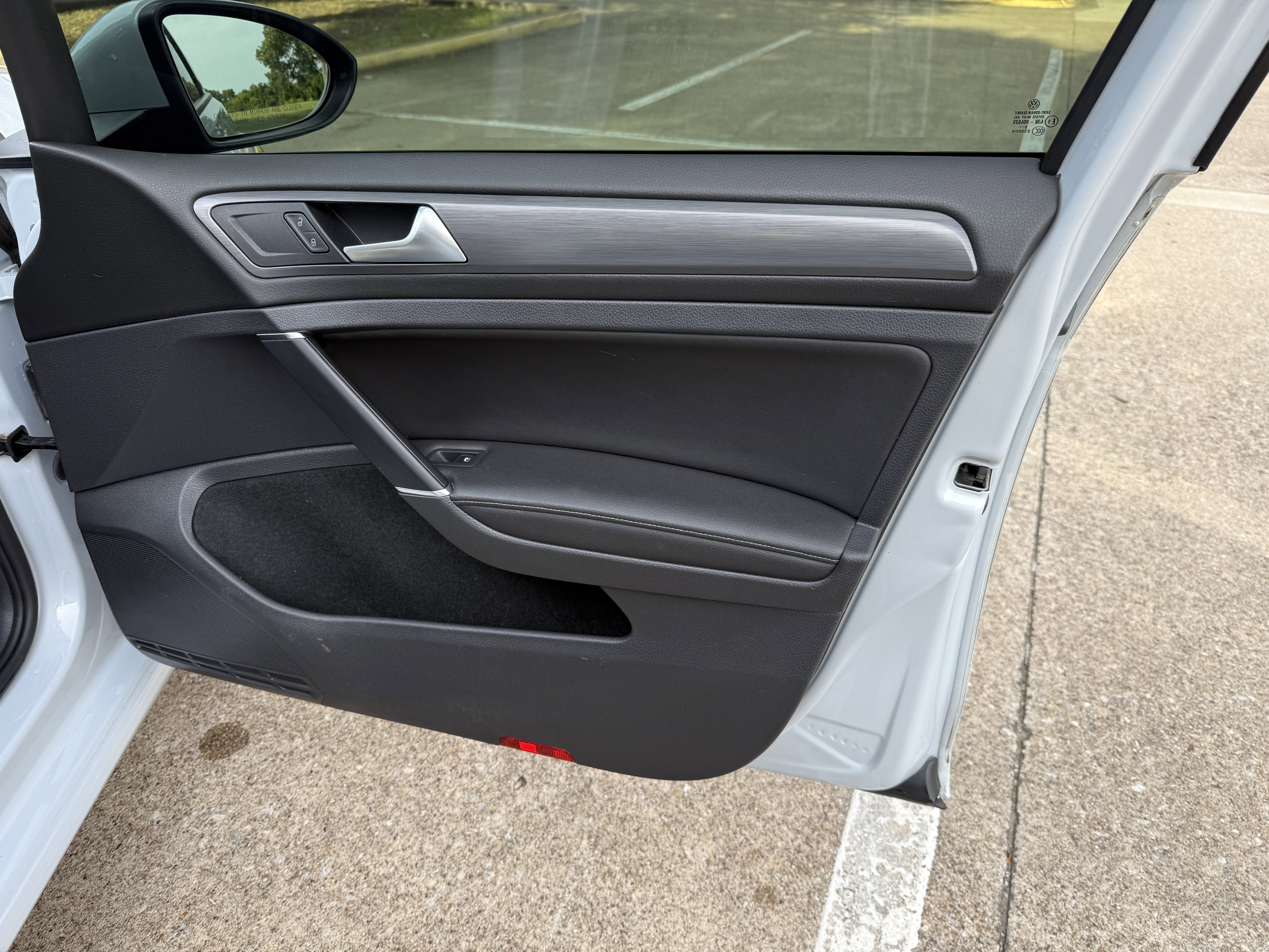 Used 2019 Volkswagen Golf SE image 17