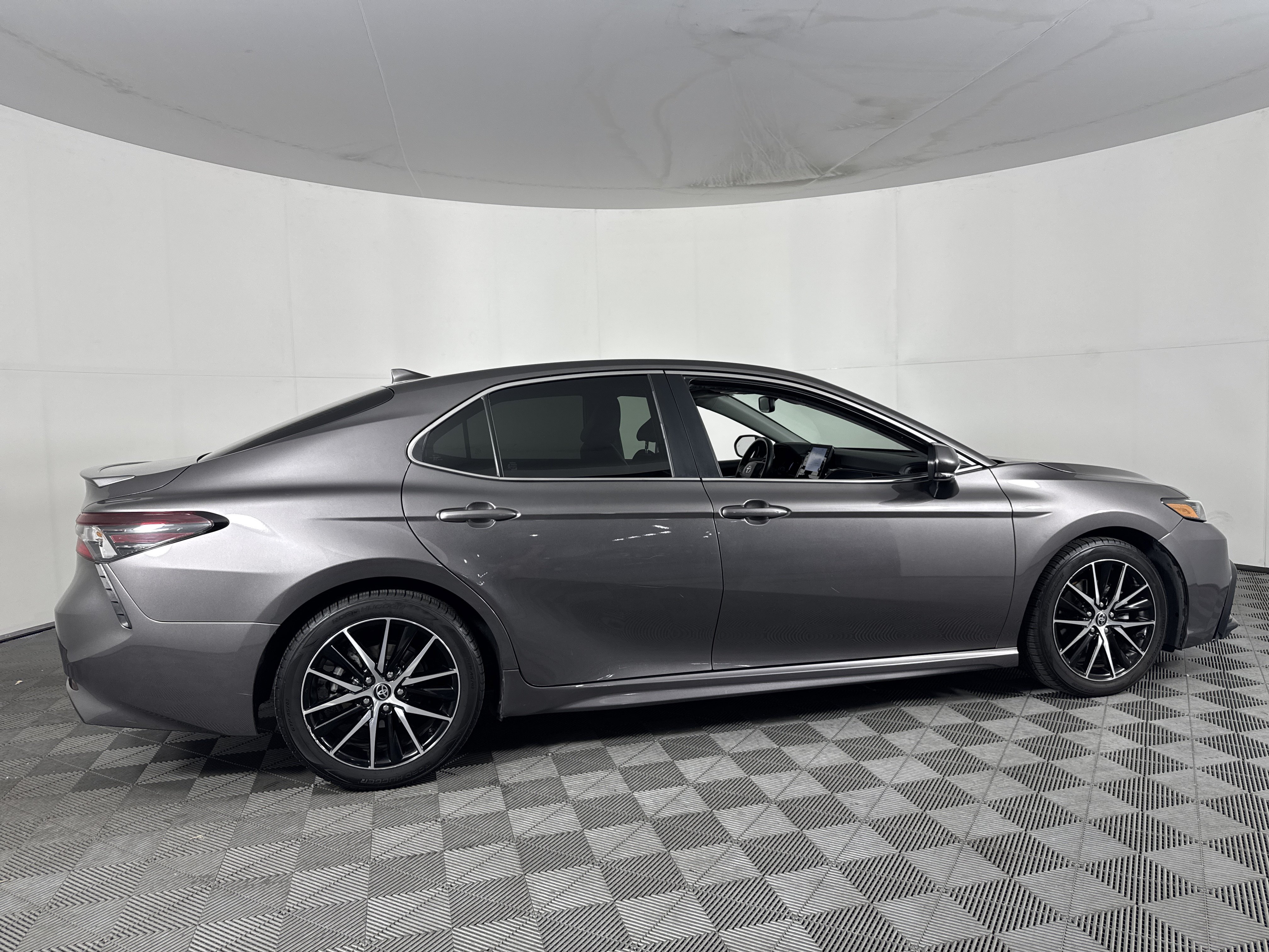 Used 2023 Toyota Camry SE w/ Audio Upgrade Package FWD image 4