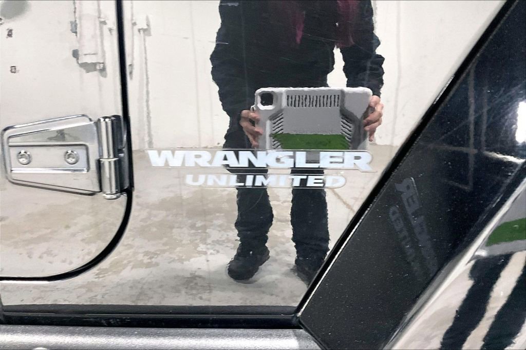 Used 2017 Jeep Wrangler Unlimited Sahara image 39