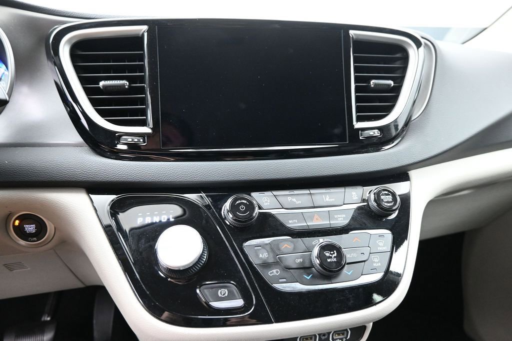 Used 2023 Chrysler Pacifica Touring-L FWD image 17