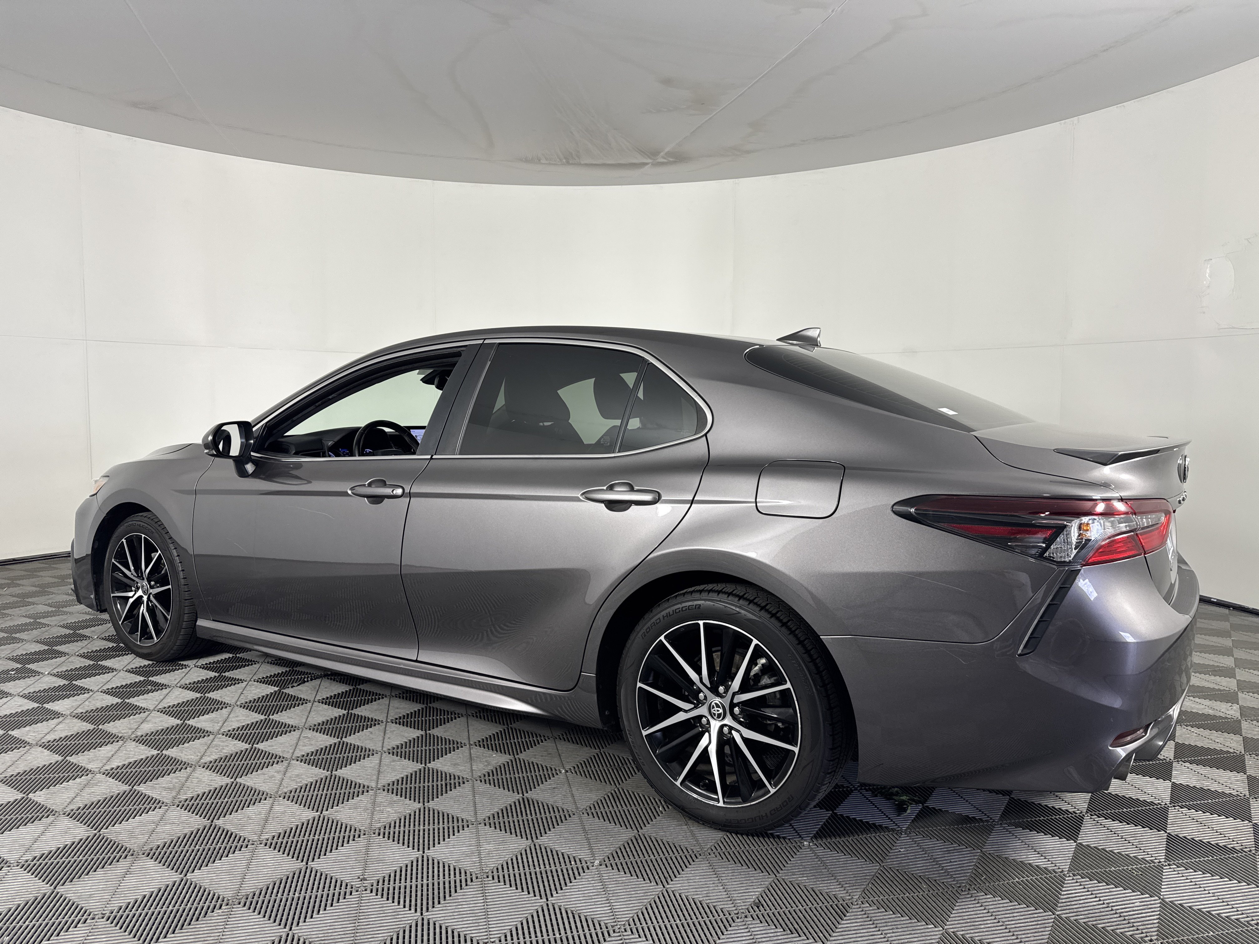 Used 2023 Toyota Camry SE w/ Audio Upgrade Package FWD image 9