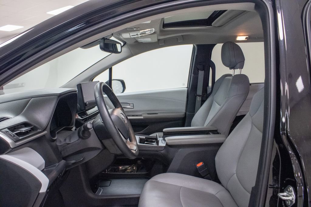 Used 2025 Toyota Sienna XLE image 3