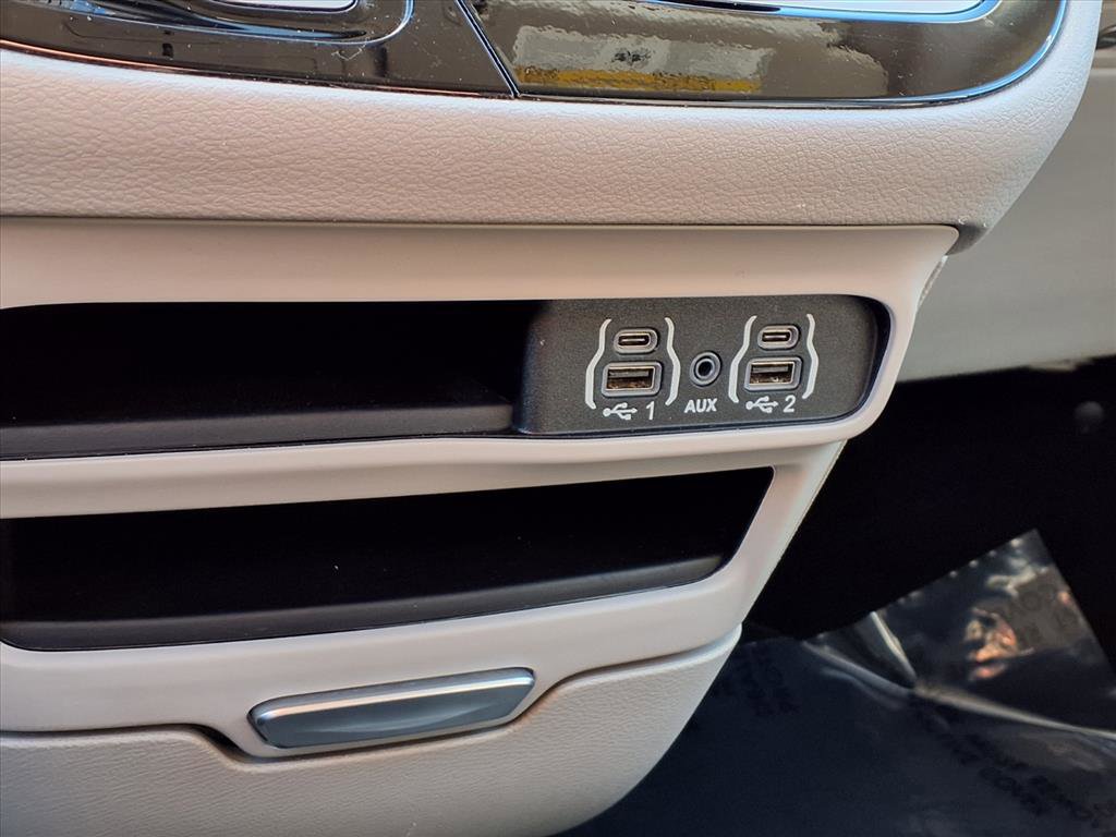 Used 2024 Chrysler Pacifica Touring-L image 11