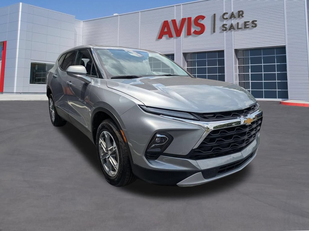 Used 2025 Chevrolet Blazer LT FWD image 3