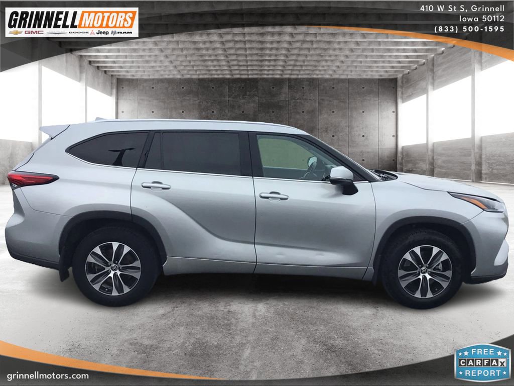 Used 2021 Toyota Highlander XLE AWD/4WD image 4