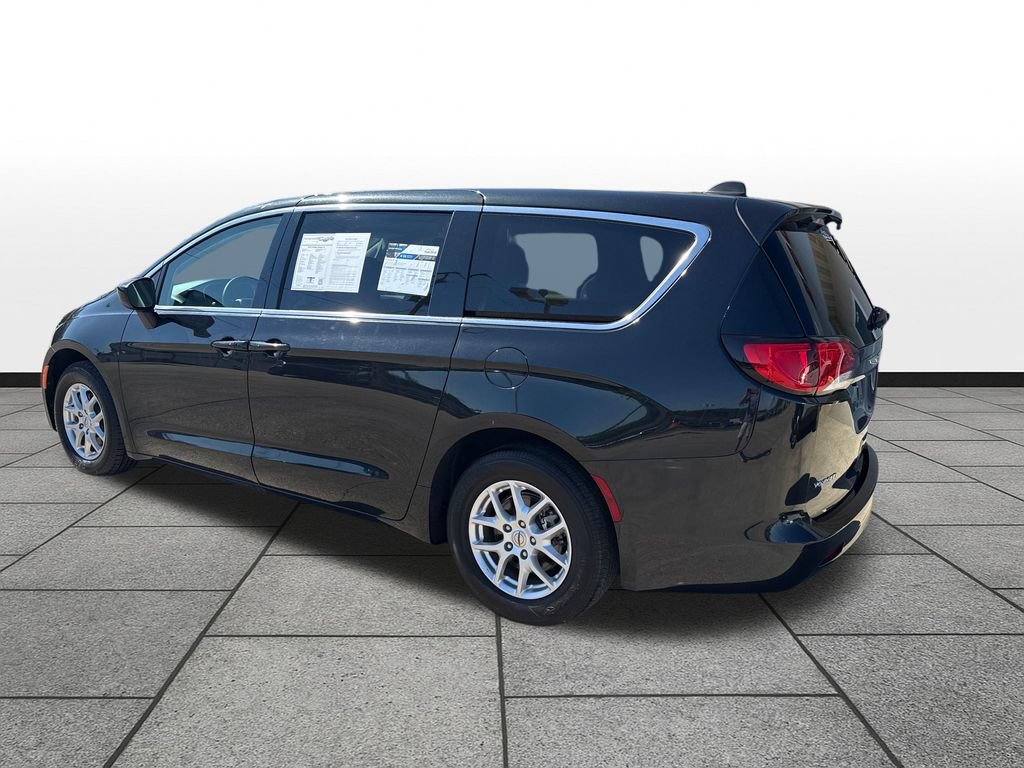 Used 2023 Chrysler Voyager LX FWD image 3