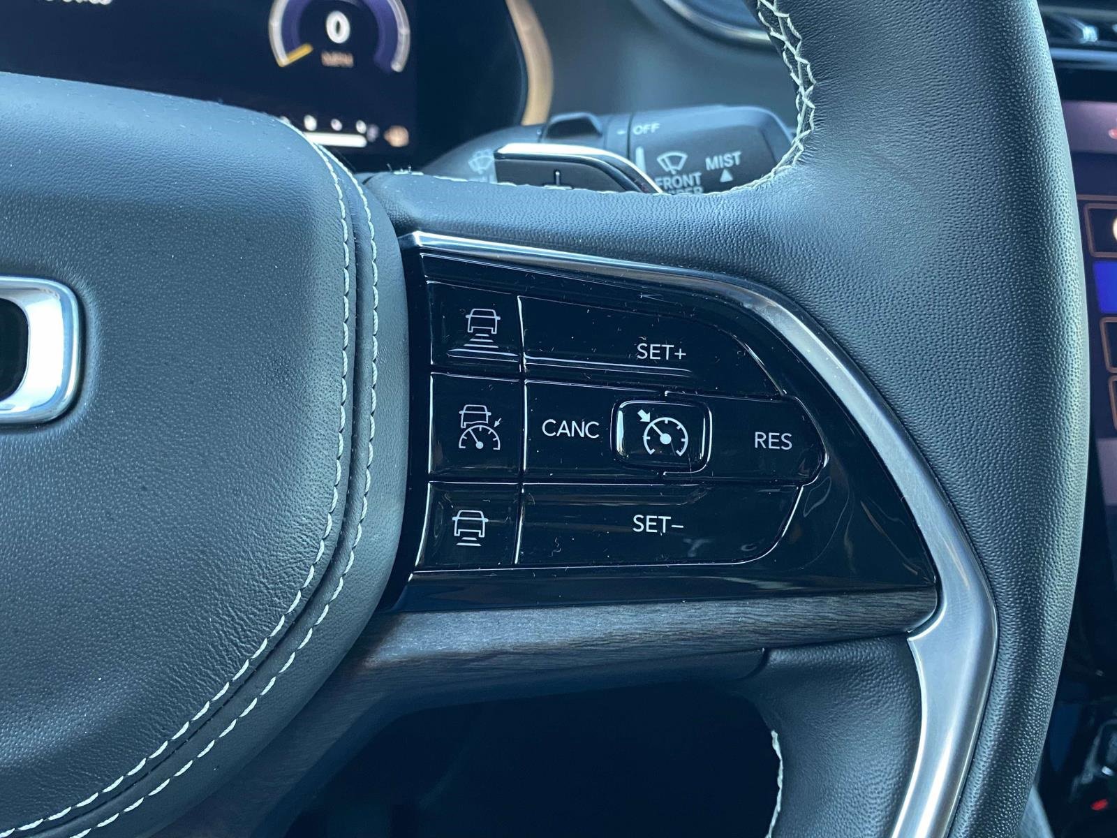 Used 2022 Jeep Grand Cherokee Overland w/ Luxury Tech Group IV image 22