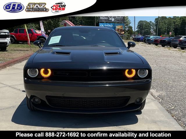 Used 2020 Dodge Challenger SXT w/ Blacktop Package RWD image 2