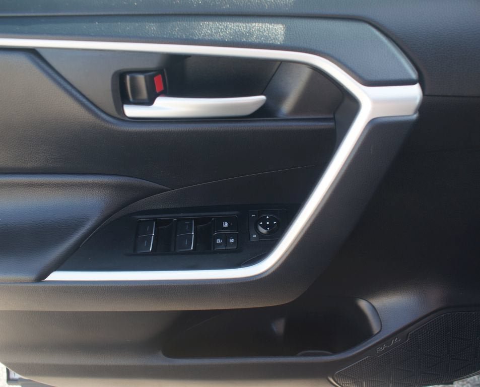 Used 2025 Toyota RAV4 XLE AWD/4WD image 28