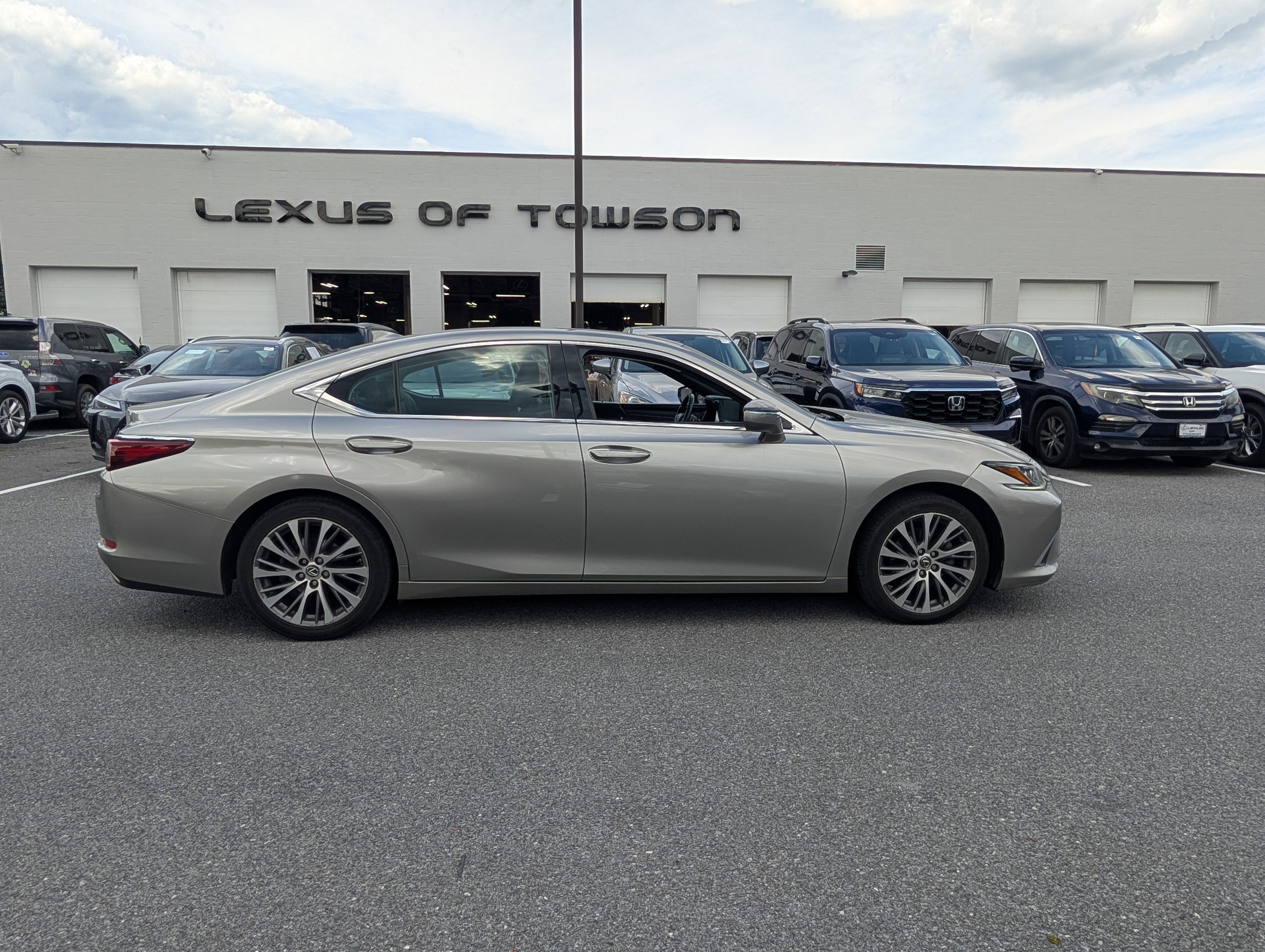 Used 2019 Lexus ES 350 w/ Premium Package FWD image 2