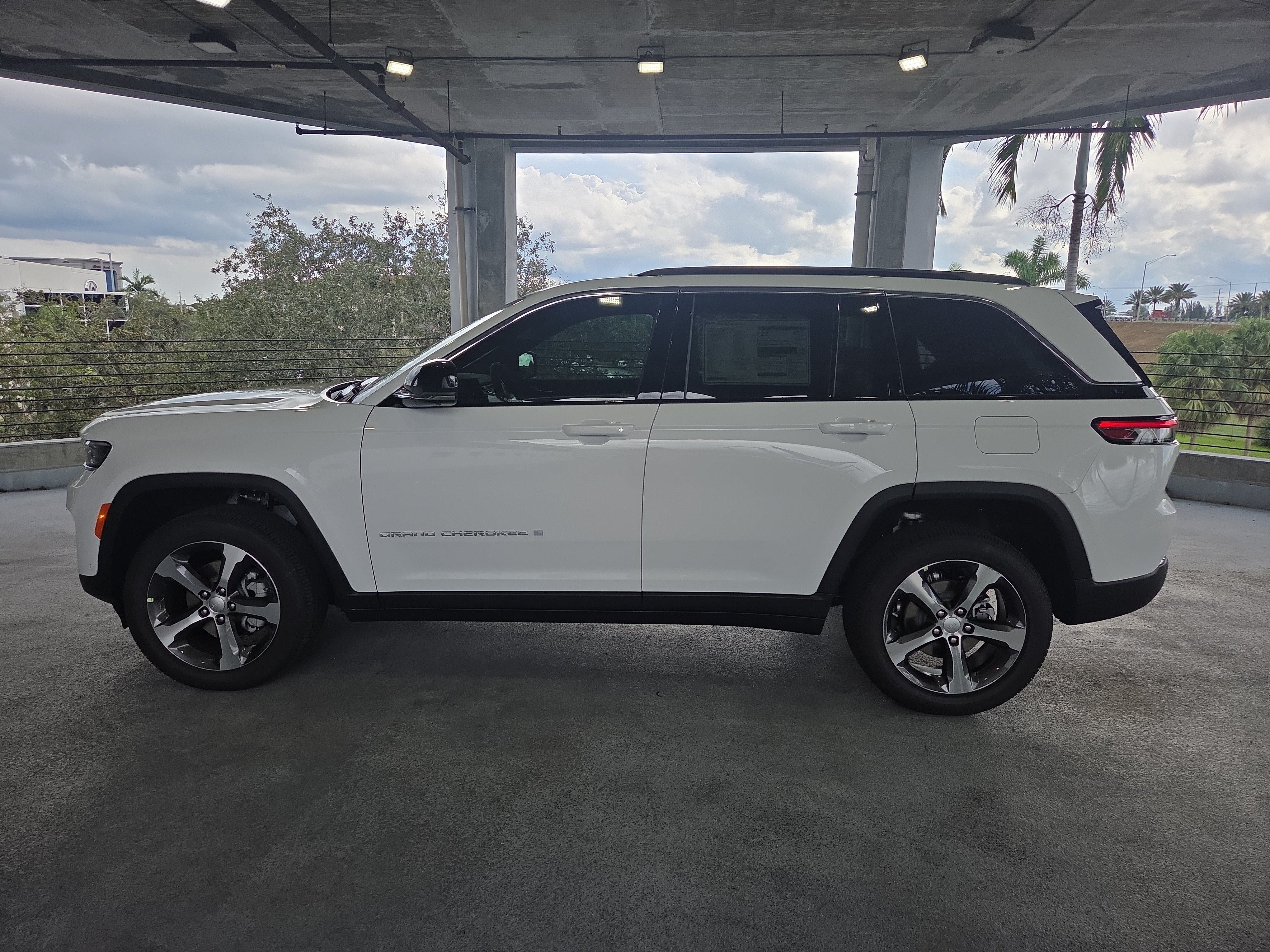 New 2025 Jeep Grand Cherokee Limited w/ Luxury Tech Group II AWD/4WD image 8