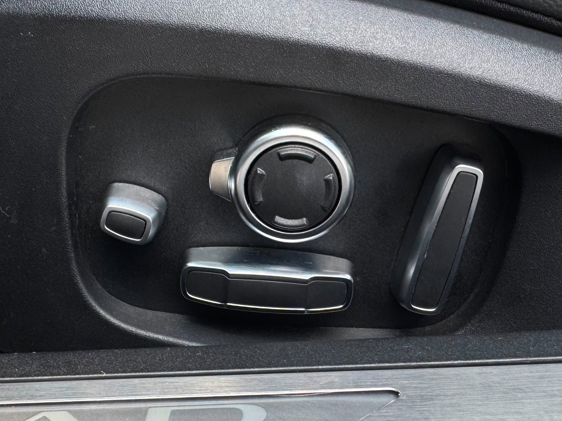 Used 2021 Jaguar XF R-Dynamic SE image 16